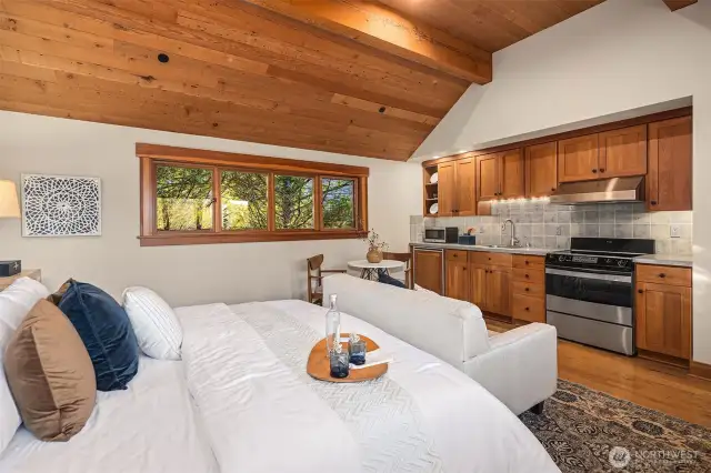 Upstairs private & spacious approved ADU with full size oven, sink, mini fridge & full bathroom.