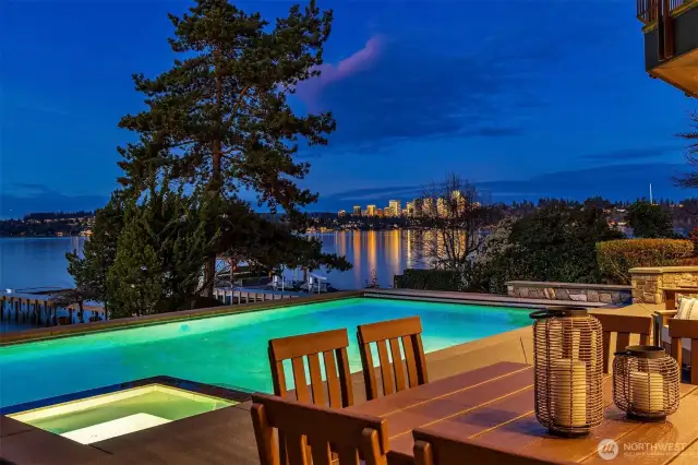 Pool lighting & sparkling Bellevue create the perfect nighttime atmosphere.