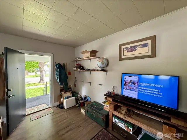 713