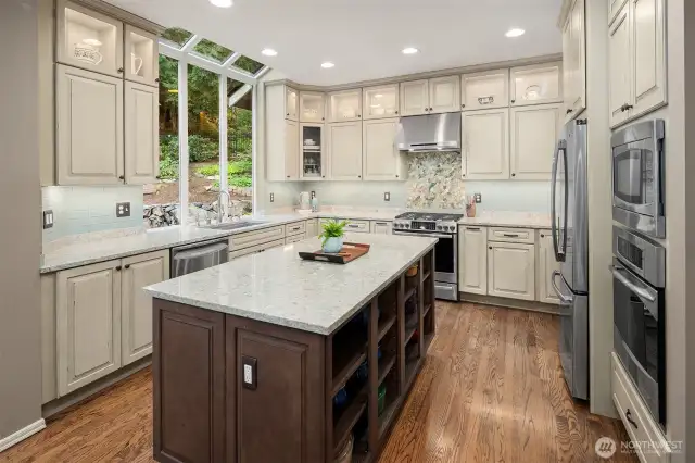 Fully remodeled in 2019, this kitchen is quality. Kraftmaid cabinets, stainless, two ovens, gas cooking and beautiful granite countertops.