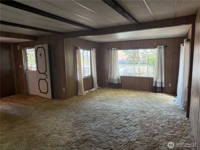 Seller is offering $2.000 for flooring allowance.