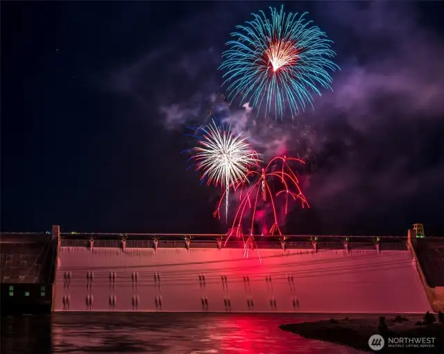 Enjoy the amazing fireworks show, entertainment, food, arts & crafts during the Festival of America every July 4th!