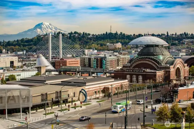 The Roberson building offers the best of city living with easy access to Highway 705, dining, shopping and cultural attractions.