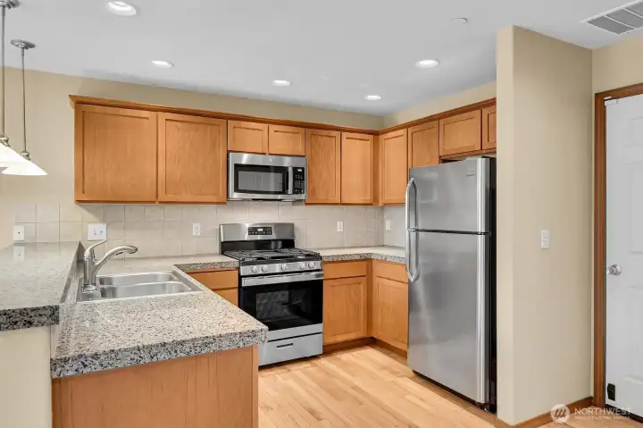 Beautiful Kitchen w/ SS Appliances and Granite Countertops
