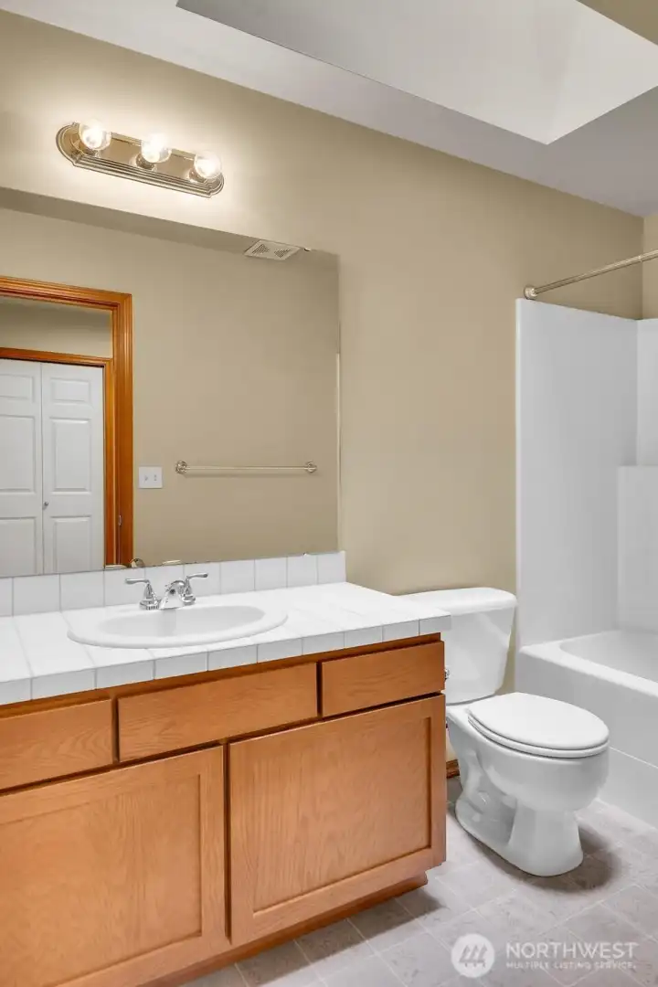 Upstairs Full Bathroom