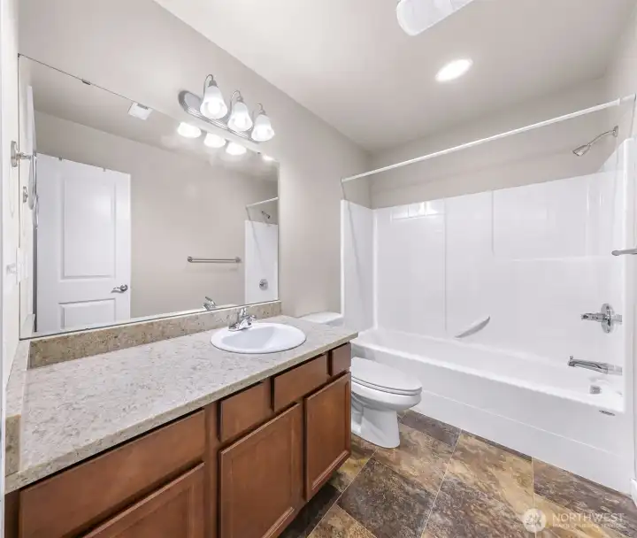 Upstairs Full Bathroom