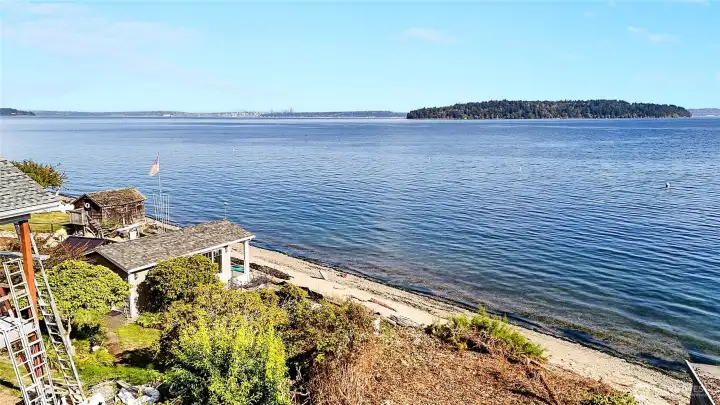 That is Blake Island State Park with Seattle to left.