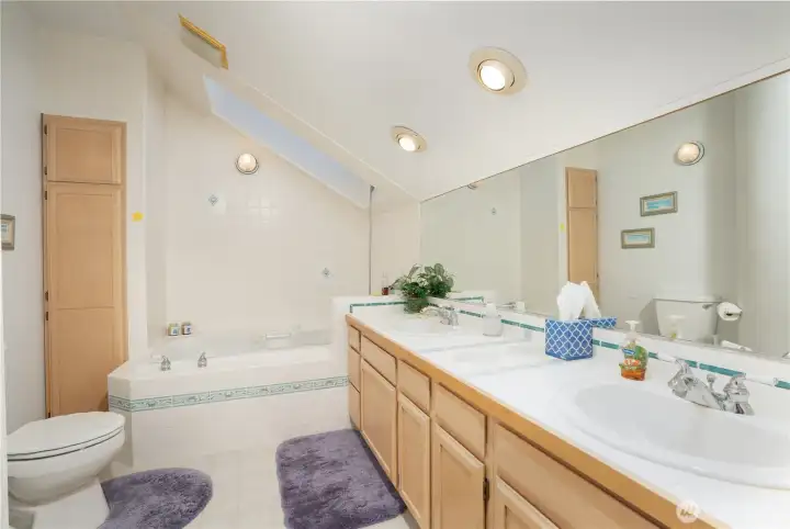 Primary bath w/ soaking tub