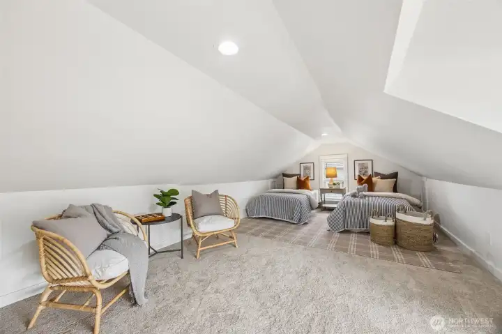 Upstairs Bonus/Bedroom