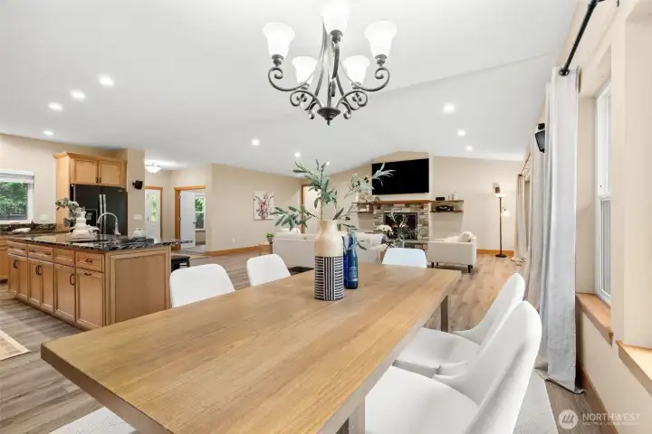 Open, inviting and flooded with light!