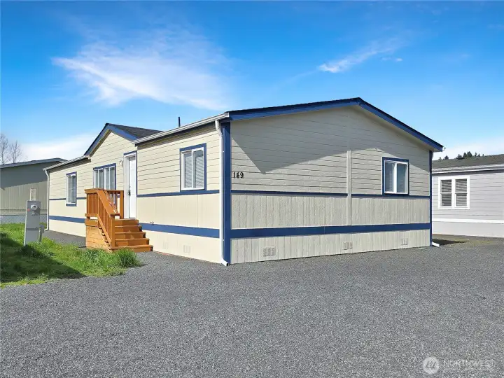 Welcome home! Move-in ready and waiting for its new owners. 3 Bedroom + Den / Bonus room, 2 bath, breakfast nook and dining space.