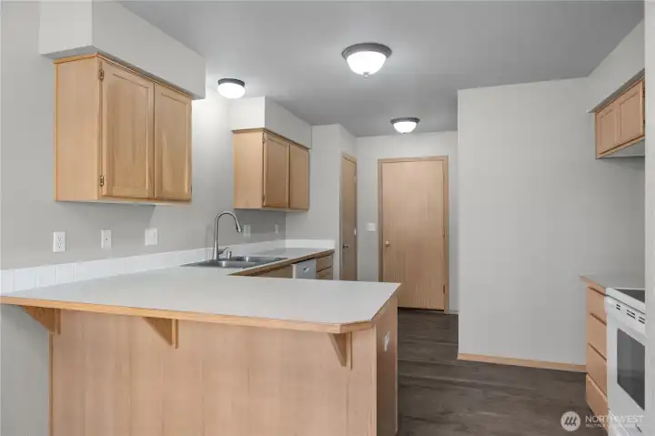 Kitchen featuring new range in dishwasher in unit 7017.