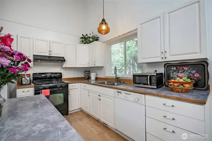 Lots of cupboard space for all your kitchenware, tools, and appliances.