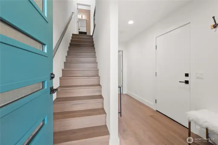 Spacious entrance area connected to garage Spacious entrance area connected to garage