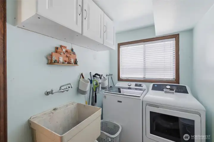 Utility room with 1/2 bath. Utility room with 1/2 bath.