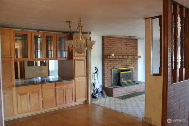 formal dining room w/built in, great for entertaining