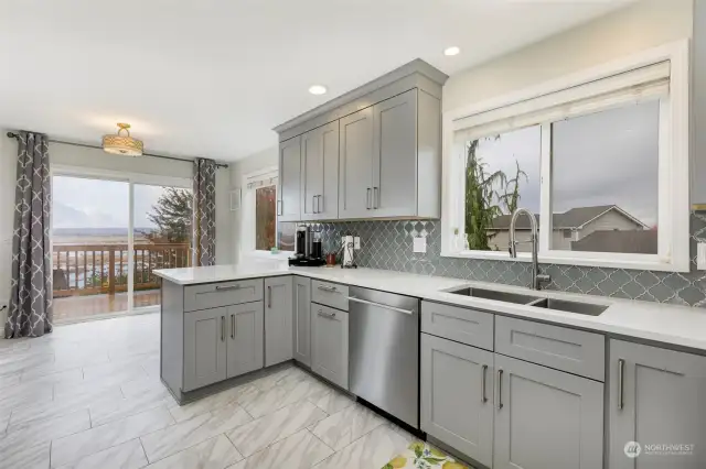 Updated kitchen w/ quartz counters, stainless appliances & laminate flooring