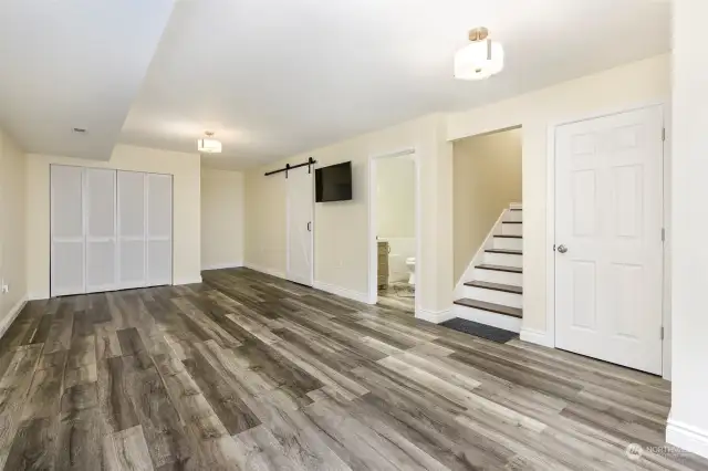 Huge lower level bonus room w/ vinyl plank flooring & 3rd full bathroom