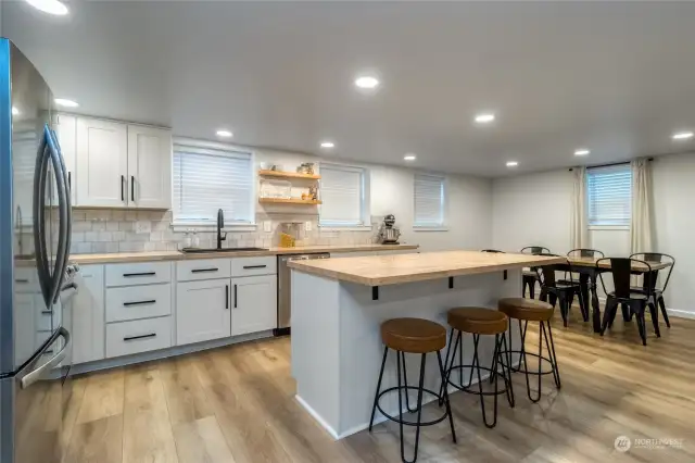 2 Bed/2 bath Kitchen & Dining room