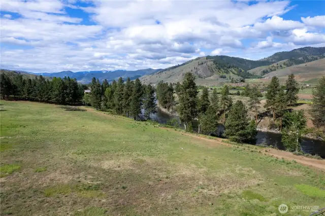 Hundreds of feet of river front in your backyard!