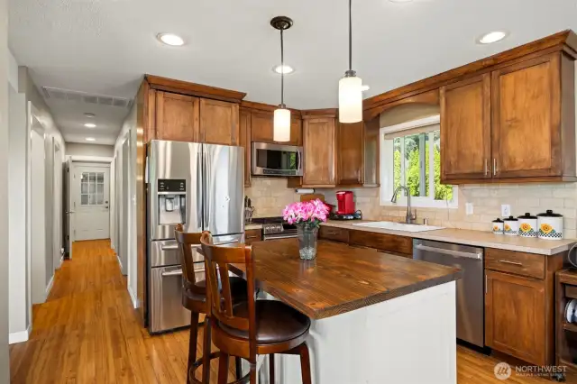 Kitchen w movable Island space