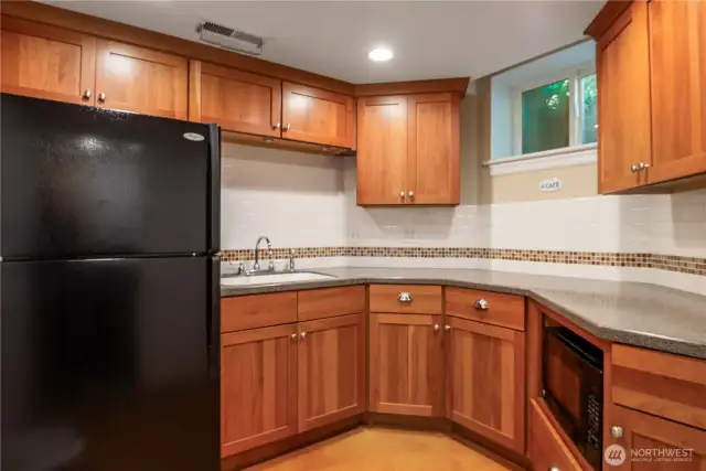 Cute kitchenette....appliances stay!