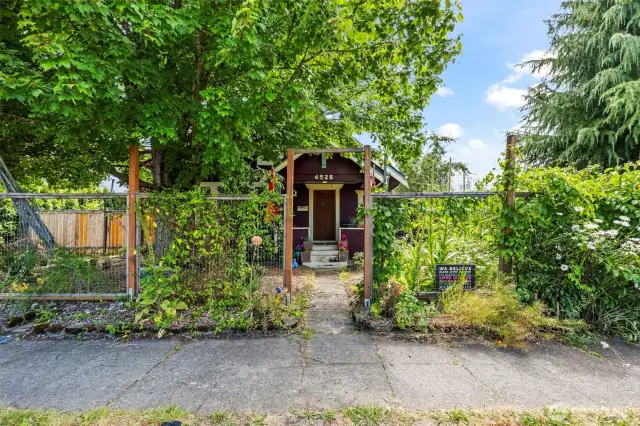 Lovely street view of this turn of the century craftsman