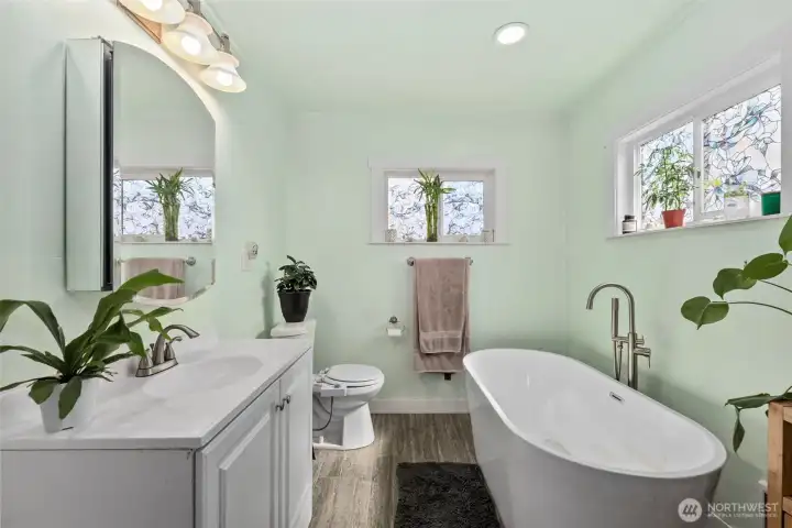 Primary bath w/ luxurious soaking tub