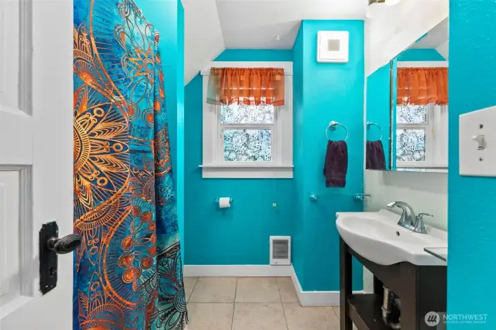 Main floor hall full bath