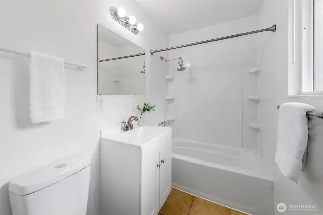 Attached full bath off primary bedroom
