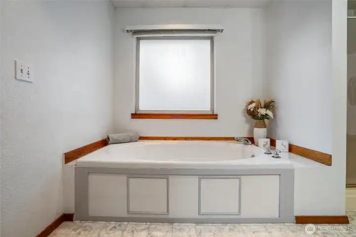 Big soaking tub.