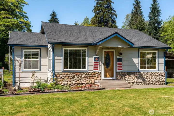 Adorable rambler with river rock accents, Hardi plank siding and new roof.