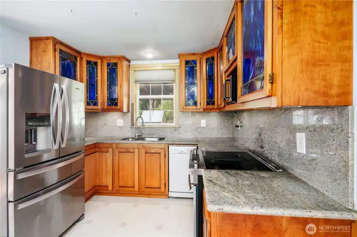 Real wood cabinets, under cabinet lighting & all appliances stay.