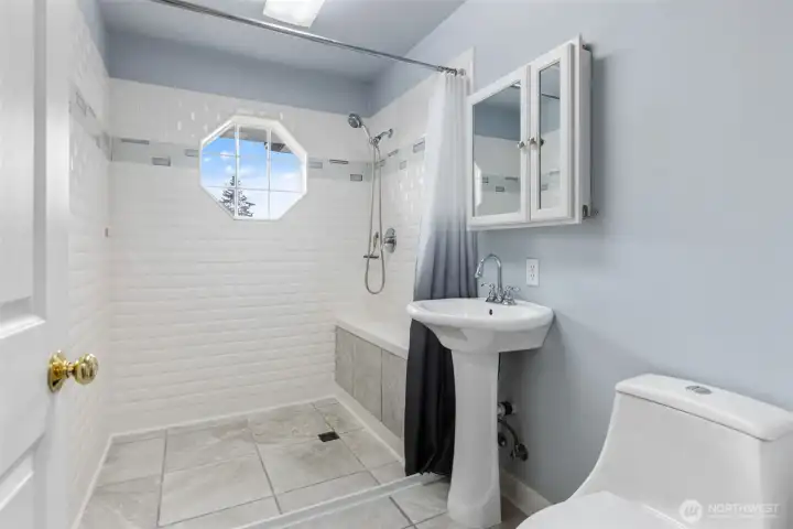 Main floor 3/4 bath