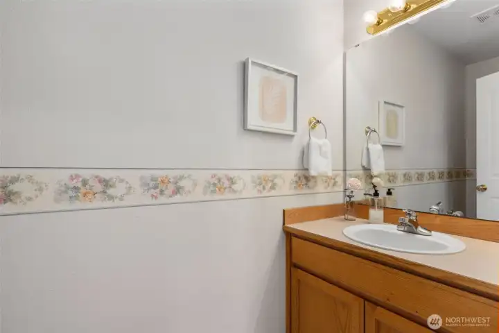 Main floor 1/2 bath