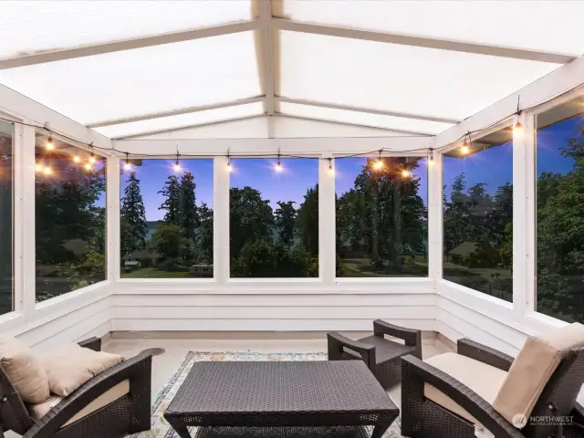 Relax, enjoy. Versatile room. Painting, reading or writing a novel... this is your place.