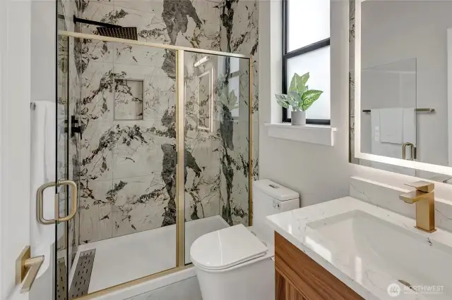 en-suite bath in secondary bedroom