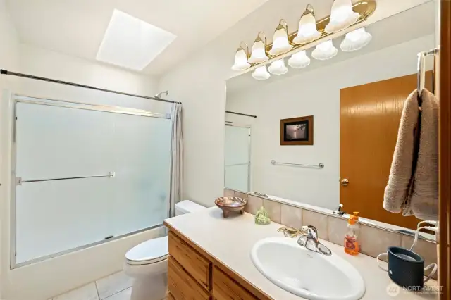Main floor full bathroom