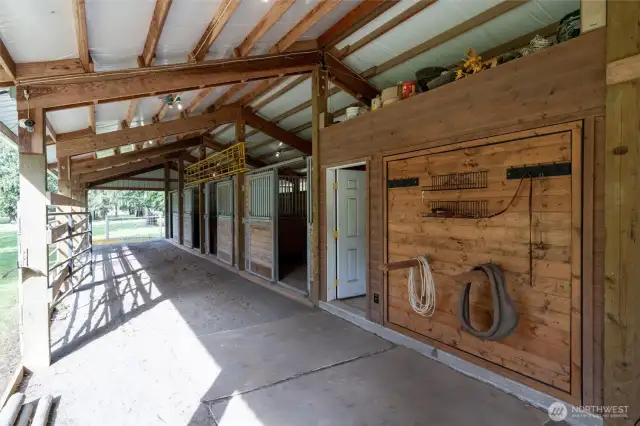 Plenty of covered workspace to get horses ready