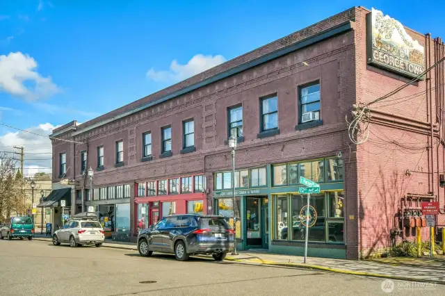 Historic Downtown Georgetown is a short stroll away.