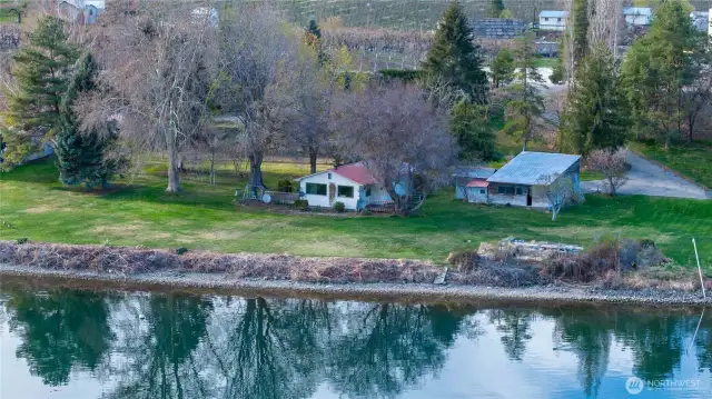 Beautifully located on the Columbia River.  3.5 hours from Seattle, 30 minutes from Lake Chelan, 3 hours from Spokane.  Central to so many activities!