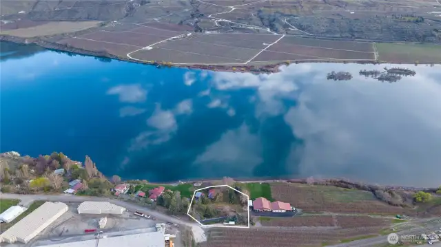 Beautifully located on the mighty Columbia River with stunning views towards Brewster and Pateros.