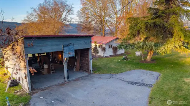 Large garage to store your mower and your toys. Enjoy some hoops with your family and friends.