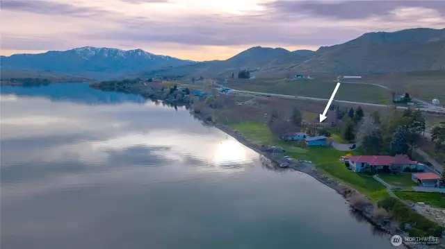 Looking downriver towards Pateros and Billy Goat Mountain.