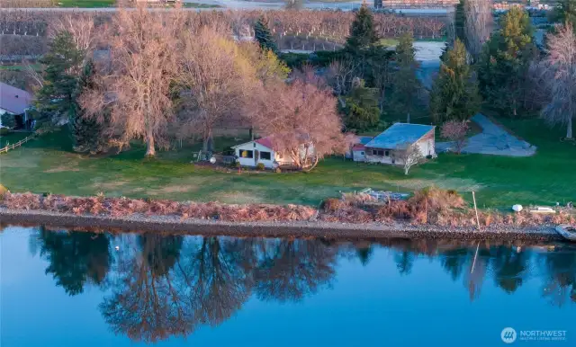1.37 acres along the mighty Columbia River.