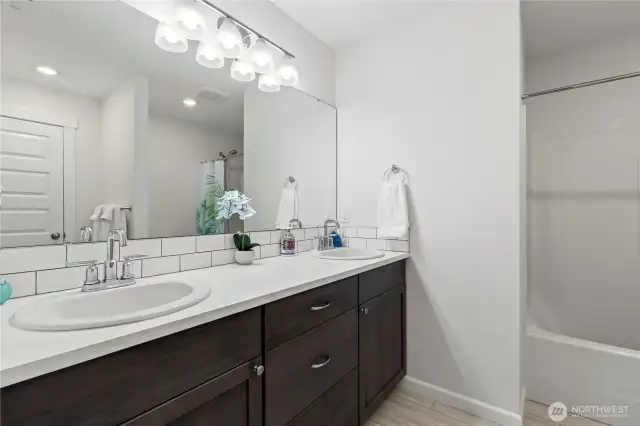 Main bathroom with tub