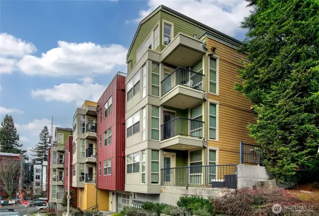 A rare find in the city, this corner residence not only boasts an expansive private patio tucked away up off the main street, the spacious shared rooftop terrace expands the outdoor offerings well beyond the vast majority of urban condominiums. Bask in the fresh air and warm, bright southern light.