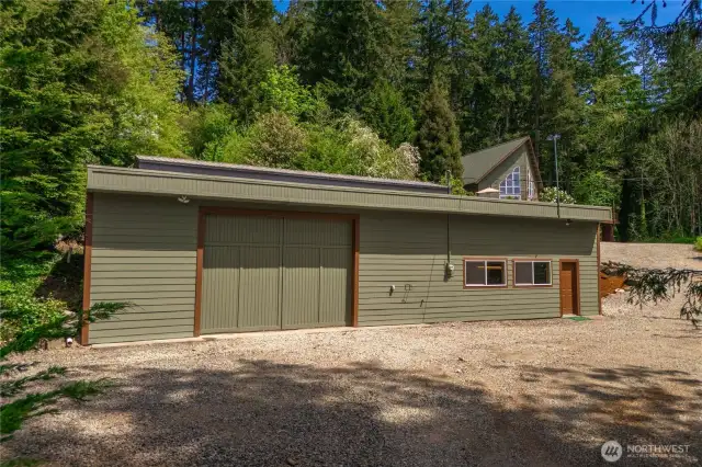 1400 sf garage w/ toilet/sink. Parking for 2 cars & tons of storage or work space.