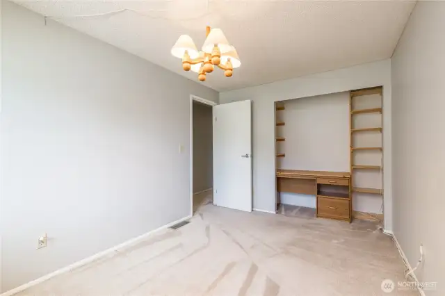 Third bedroom - closet has built-in desk