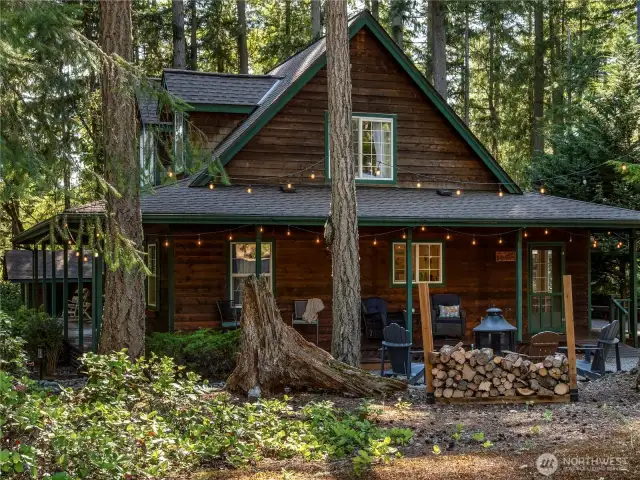 The fire pit area off the deck is great for relaxing.